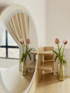 吉隆坡Modern Muji Inspired Design, Bandar Menjarala, near to DesaParkCity 2 Bedrooms Suite的花瓶间镜子