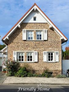 博恩海姆Friendly Home - "Gemütliches Backsteinhaus" Köln Bonn Phantasialand的砖屋,上面有白色百叶窗