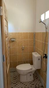 纳闽巴霍A-Manta Homestay的一间带卫生间和淋浴的浴室