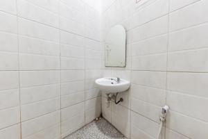 井里汶RedDoorz near Kejaksan Station Cirebon的白色的浴室设有水槽和镜子