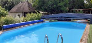 塞纳河畔沙提永Au P'tit Versailles的院子里的大型蓝色游泳池
