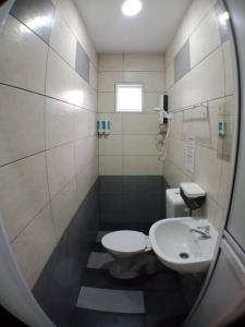 安顺AVENUE HOMESTAY 5 Room 4 Toilet 4 MINUTES TO TOWER的一间带卫生间和水槽的小浴室