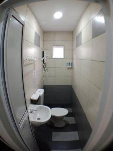 安顺AVENUE HOMESTAY 5 Room 4 Toilet 4 MINUTES TO TOWER的一间带水槽和卫生间的小浴室