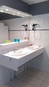 热拉梅Duplex Estelle - 2 couples ou famille的一间带两个盥洗盆和大镜子的浴室