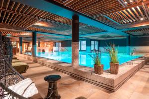 埃特林根埃布普林斯餐厅酒店的一座种植了植物的大型游泳池