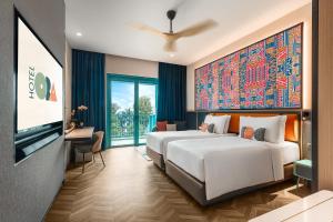 新加坡Resorts World Sentosa - Hotel Ora的一间酒店客房,设有两张床和电视