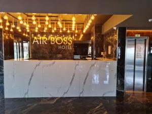 伊斯坦布尔Air Boss Istanbul Airport and Fair Hotel的空中老板酒店大堂设有大理石柜台