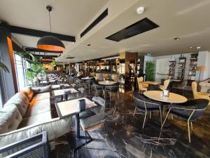 伊斯坦布尔Air Boss Istanbul Airport and Fair Hotel的餐厅设有桌椅和沙发。
