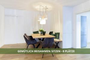 瓦门施泰纳赫Die Fichtelsuite 1-6 Pers Ferienwohnung nahe Ochsenkopf Süd 800m in Fleckl的一间带桌子和两把椅子的用餐室
