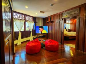 瓜拉丁加奴上城生态酒店 的客厅,电视前有红豆袋
