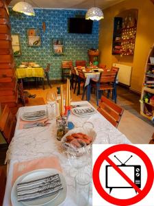 博尔塞克Papa la Șoni Gastro-Pensiune的一间用餐室,配有一张带一盘食物的桌子