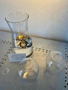 奥尔登堡Kläve12 Guesthouse的坐在桌子上的一个玻璃瓶