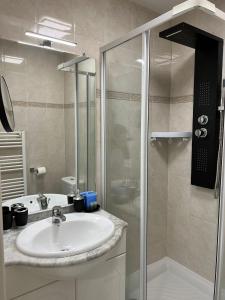 戛纳吉米酒店的一间带水槽和淋浴的浴室