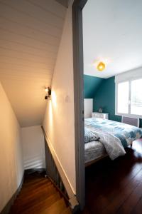 ÉtervilleZénithouse的一间卧室设有一张床和一个窗口