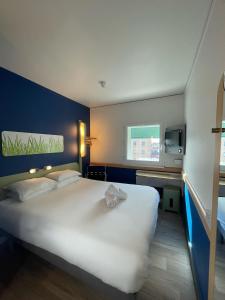贝尔法斯特伊塔普贝尔法斯特酒店的酒店客房设有一张白色大床和一个窗户。