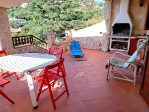 杰若米斯Villa Fiorilla的庭院配有桌椅和壁炉。