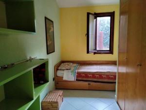 杰若米斯Villa Fiorilla的小房间设有床和窗户