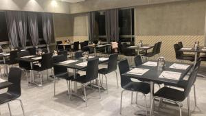 海法Haifa Peak的用餐室配有黑色的桌椅