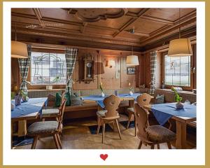 奥博奥多夫Berghupferl - do legst di nieda的餐厅设有蓝色的桌椅和窗户。