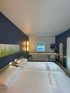 贝尔法斯特伊塔普贝尔法斯特酒店的酒店客房设有一张大床和一张书桌。