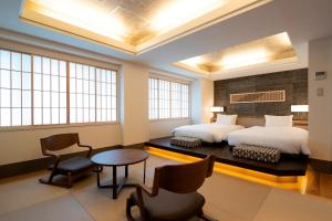 横滨新横滨格雷斯酒店的卧室配有一张床和一张桌子及椅子