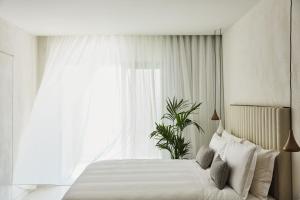 莫拉蒂卡Domes Miramare, a Luxury Collection Resort, Corfu - Adults Only的卧室配有白色的床和窗户。