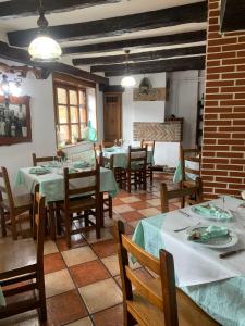DobresHotel Rural El Sestil的一间在房间内配有桌椅的餐厅
