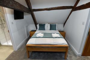 阿斯克Alfred Russel Wallace Restaurant with Rooms的一间卧室配有一张带蓝色枕头的床