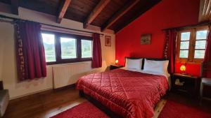Kerasea奥迪西斯旅馆的红色卧室设有床和2扇窗户
