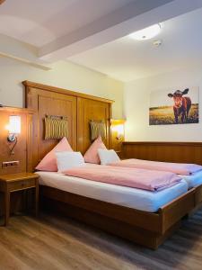埃尔特维勒Altstadt Hotel Glockenhof的卧室配有两张床,墙上挂着一幅牛的照片