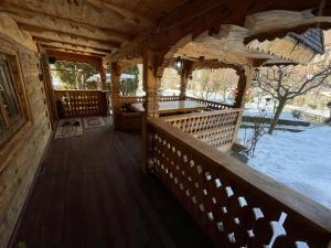 锡纳亚Casa Botiza - Cătun的小木屋外景,设有门廊
