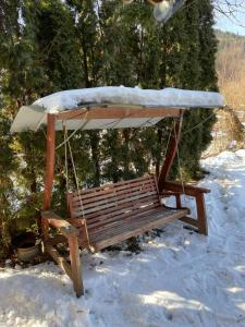 锡纳亚Casa Botiza - Cătun的雪上摆着秋千