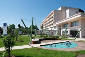 阿维亚诺Center Aviano Comfort Suite FREE PARKING WIFI的大楼前的游泳池