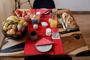 NolayL'Evasion的一张桌子,上面放着一盘食物和一碗水果
