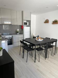 PerafitaPorto Smart Apartments Comfort的厨房配有黑桌子和黑椅子