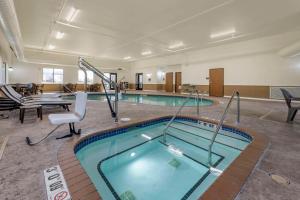 布里奇波特布里奇波特 - 克拉克斯堡康福特套房酒店的在酒店房间的一个大型游泳池