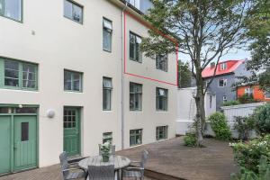 雷克雅未克Cosy apartment in the old west Reykjavik center的大楼前带桌椅的天井