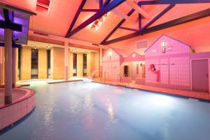 格洛斯特Gloucester Robinswood Hotel, BW Signature Collection的一座带坐式淋浴的大型室内游泳池