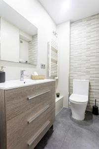 瓦伦西亚Precioso piso moderno: Terraza, A/C, NetFlix, WiFi的一间带水槽和卫生间的浴室