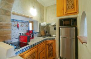索维拉Stella 1 - joli appartement en médina avec cheminée的厨房配有水槽和冰箱
