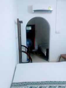 锡吉里亚Sigiriya Guest House Inamaluwa的一间卧室配有一张床,另一间卧室配有桌子