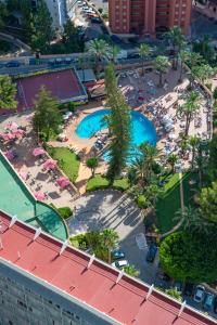 贝尼多姆Hotel Benidorm East by Pierre & Vacances的享有度假胜地的空中景致,设有2个游泳池