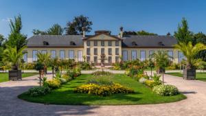 斯特拉斯堡Green Cellar studio Centre de Strasbourg - 5 min conseil de l'Europe的一座大建筑,前面设有花园