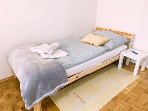 捷克利帕Apartman JakoDoma的一张床上,里面放着两条毛巾