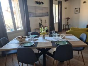 艾格-莫尔特Le Repaire du Soleil的用餐室配有桌椅和沙发