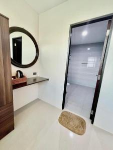 波尔多·格尼拉Hotel Dorotea的浴室设有淋浴、镜子和地毯。