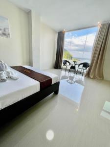波尔多·格尼拉Hotel Dorotea的酒店客房带一张床、一张桌子和椅子