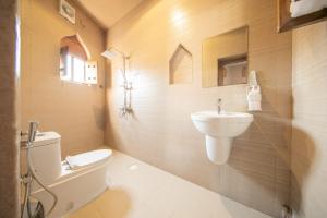 尼兹瓦Alaqur View Inn نزل واجهة العقر的浴室配有白色卫生间和盥洗盆。