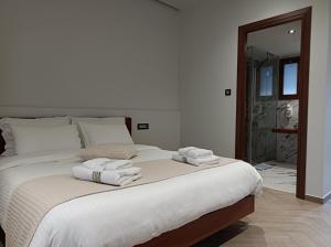 莫奈姆瓦夏莫奈姆瓦夏之花酒店的一间卧室配有一张大床和毛巾