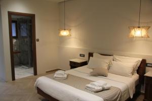 莫奈姆瓦夏莫奈姆瓦夏之花酒店的一间卧室配有一张床,上面有两条毛巾